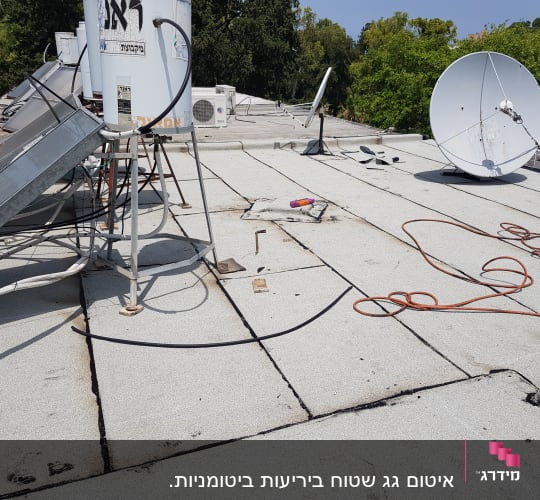 גג עם יריעות איטום, כבלים וכלים